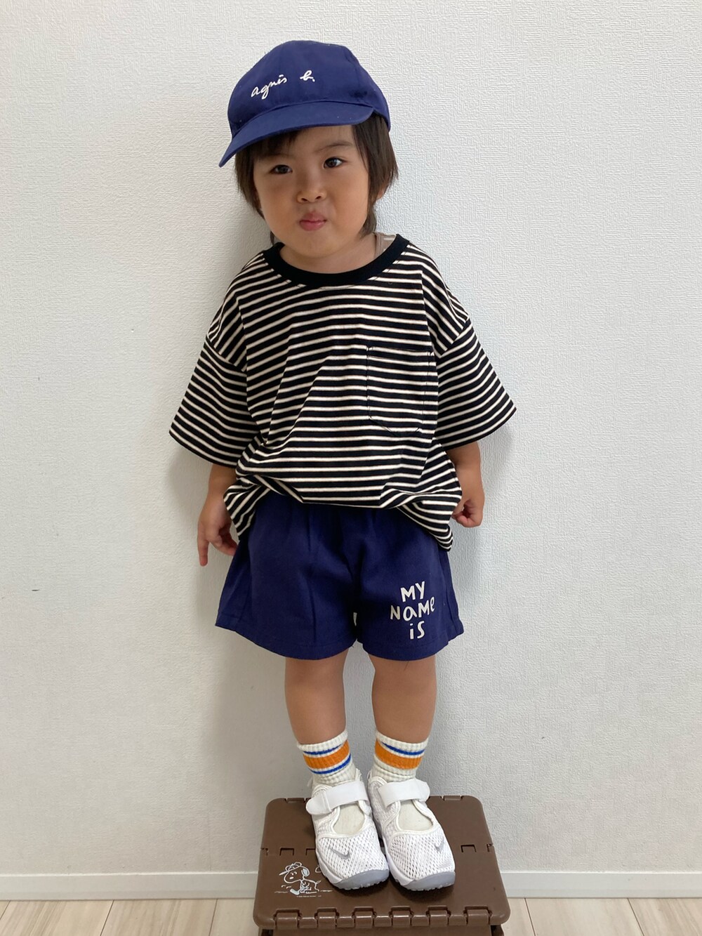 ブラック系のTシャツ/カットソー、ブルー系のその他パンツ、ホワイト系のスニーカーを着用したキッズの夏コーディネートの3枚目の写真