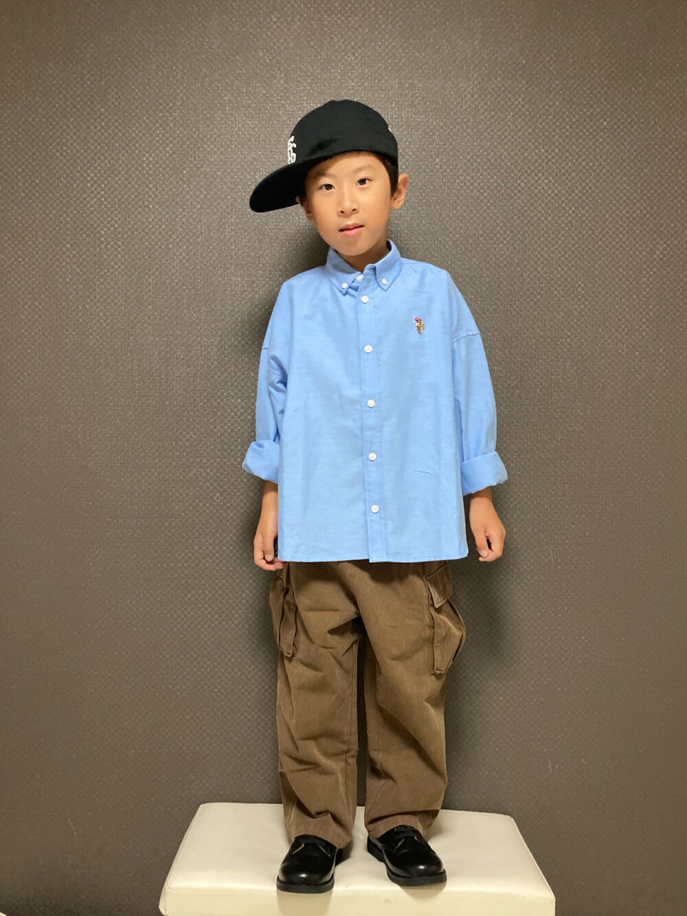 「秋服まるっと大公開、キャップ、シャツスタイル、シンプルコーデ、カーゴパンツ、ローファー、秋服、アースカラー、お出かけコーデ、プチプラ、カジュアルコーデ」|「THE OTOGIBANASHI...SUPPLYのアイテム(キャップ、レッド系)」を使った、S♡K♡K♡さん(キッズ・90cm)の秋コーディネートの2枚目の写真