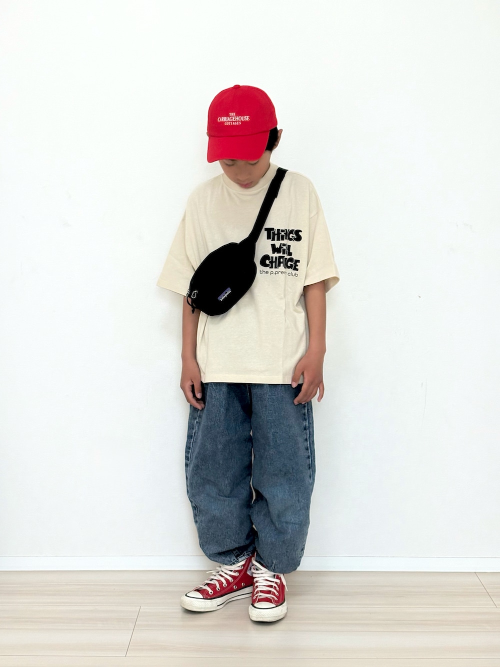 ホワイト系のTシャツ/カットソー、ブルー系のデニムパンツ、レッド系のスニーカーを着用したキッズの春コーディネートの2枚目の写真