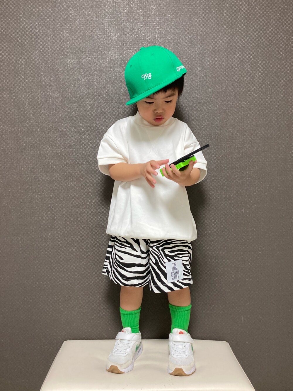 「キャップ、ロゴT、ハーフパンツ、カラーソックス、スニーカー、NIKE、グリーン、モノトーン、シンプルコーデ、カジュアルコーデ、ストリート、ビッグシルエット」|「THE OTOGIBANASHI...SUPPLYのアイテム(キャップ、グリーン系)」を使った、S♡K♡K♡さん(キッズ・90cm)の春コーディネートの2枚目の写真