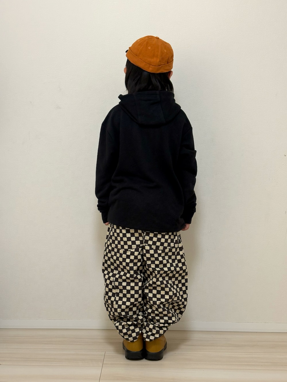 グレー系のその他パンツ、ブラウン系のスニーカー、ブラック系のパーカーを着用したキッズの春コーディネートの4枚目の写真