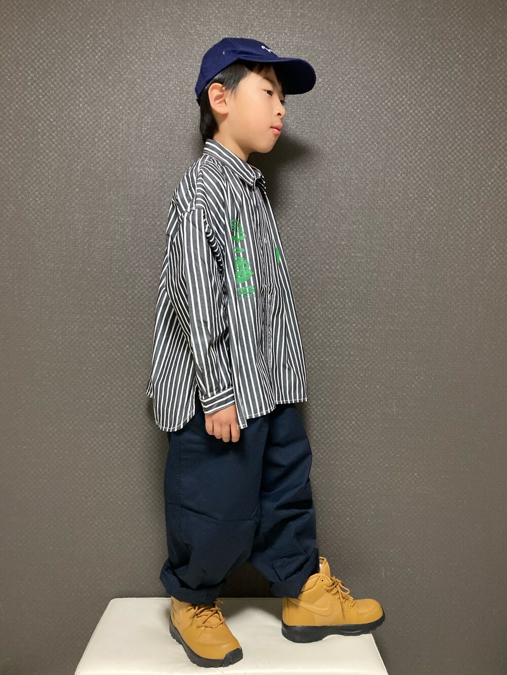 ブラック系のシャツ/ブラウス、ブルー系のパンツ、ブルー系のキャップを着用したキッズの春コーディネートの3枚目の写真