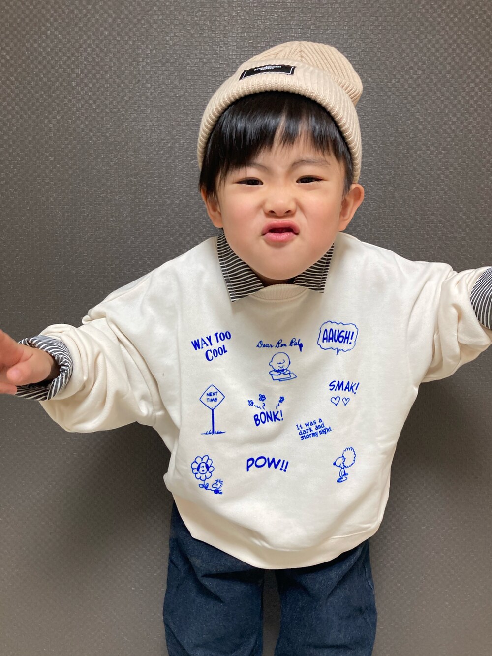 ホワイト系のスウェット、ブルー系のデニムパンツ、ブルー系のスニーカーを着用したキッズの冬コーディネートの5枚目の写真