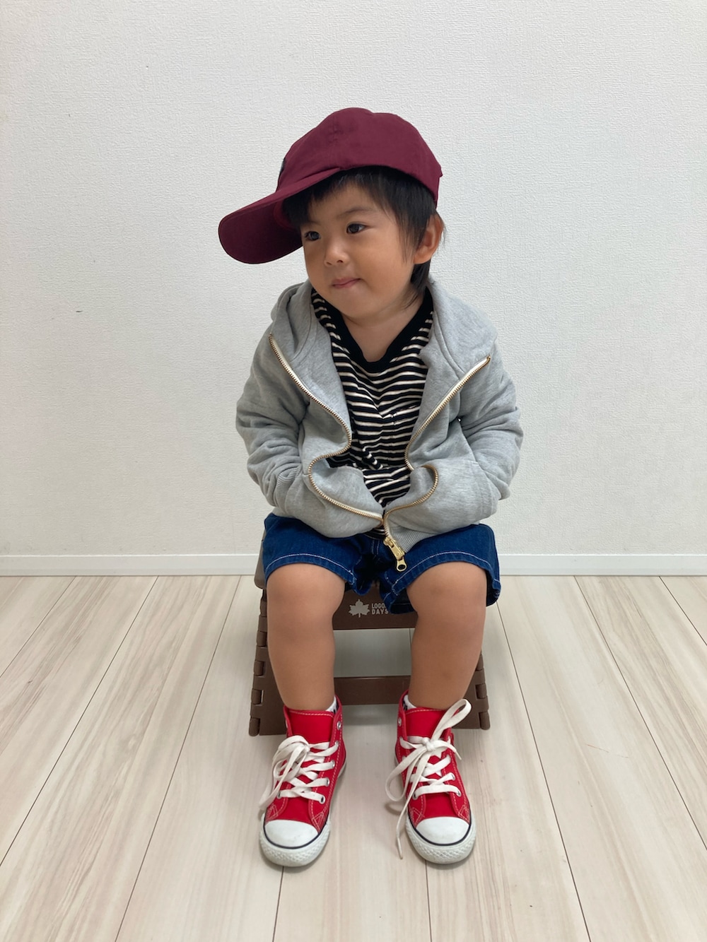 ブラック系のTシャツ/カットソー、グレー系のパーカー、ブルー系のデニムパンツを着用したキッズの秋コーディネートの3枚目の写真