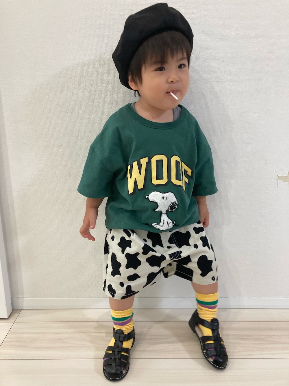 グリーン系のTシャツ/カットソー、ブラック系のその他パンツ、ブラック系のサンダルを着用したキッズの春コーディネートの3枚目の写真