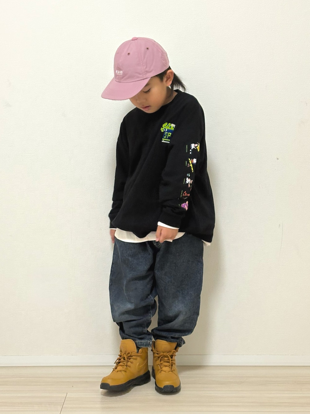 ブラック系のTシャツ/カットソー、ブルー系のデニムパンツ、ブラウン系のスニーカーを着用したキッズの冬コーディネートの2枚目の写真