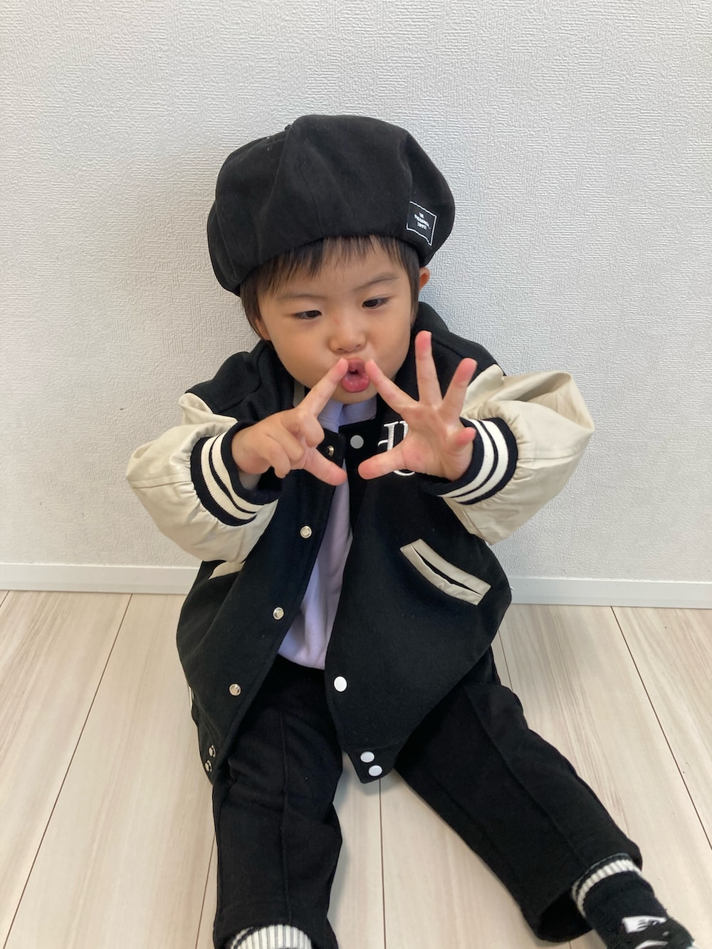 「ベレー帽、スタジャン、ジャケットスタイル、スウェットパンツ、スウェット、スニーカー、モノトーン、カジュアルコーデ、ストリート、レザー」|「THE OTOGIBANASHI...SUPPLYのアイテム(ハンチング/ベレー帽、その他)」を使った、S♡K♡K♡さん(キッズ・90cm)の秋コーディネートの5枚目の写真