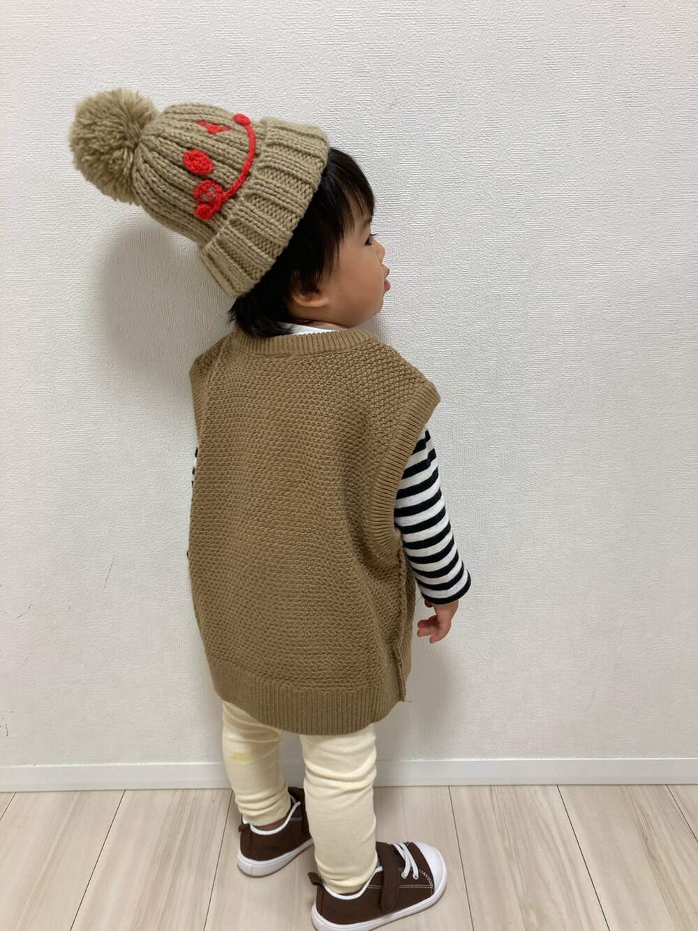 「ビッグシルエット、ボーダー、ニット帽、converse、レギンス、冬コーデ、スニーカーコーデ、ブラウン、ニットベスト、おとこのこーで」｜「BREEZEのニットベスト（ニット/セーター、ベージュ系）」を使った、S♡K♡K♡さん（キッズ・110cm）の秋コーディネートの3枚目の写真