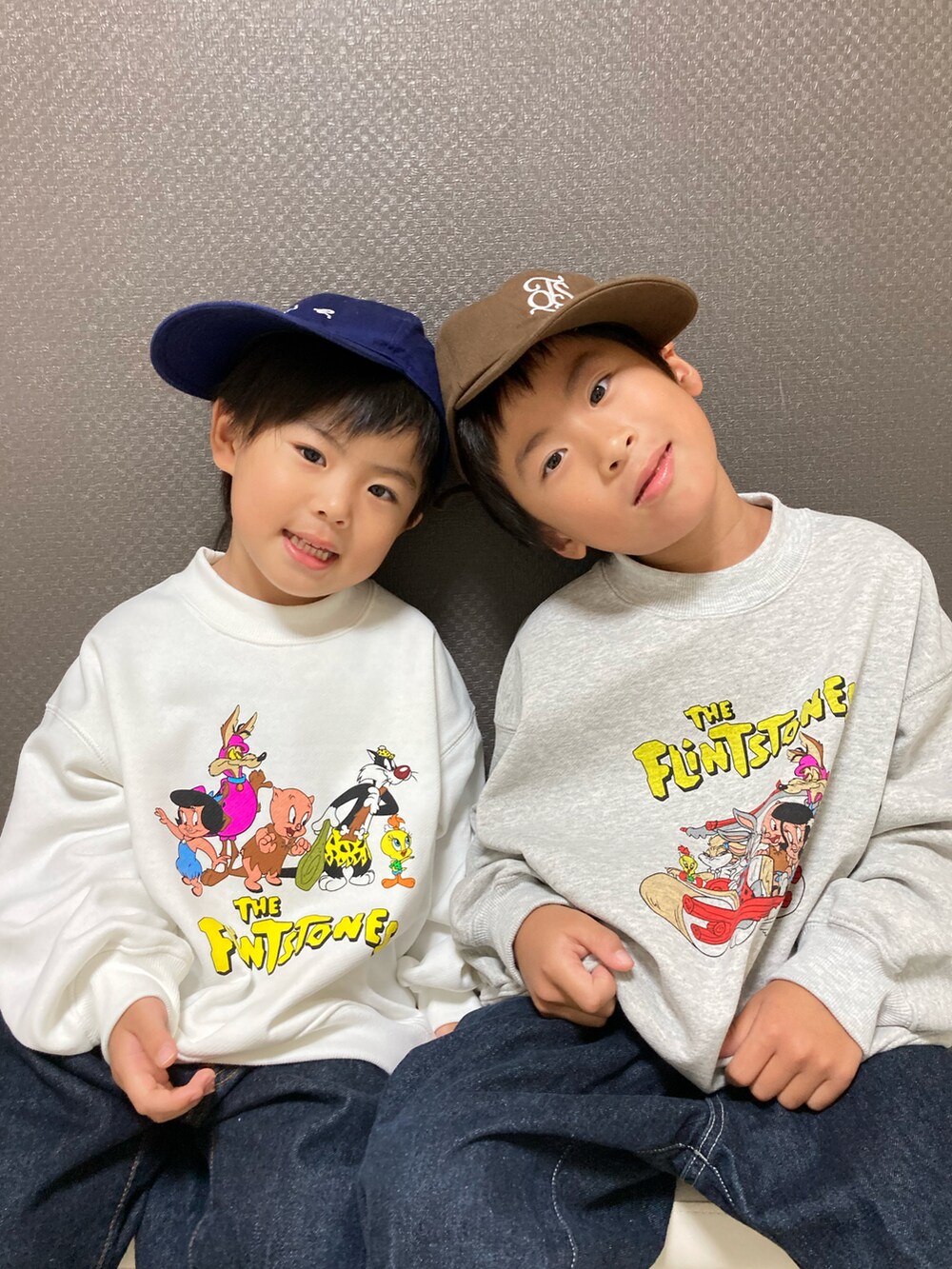 グレー系のスウェット、ホワイト系のスウェット、ブルー系のデニムパンツを着用したキッズの秋コーディネートの2枚目の写真