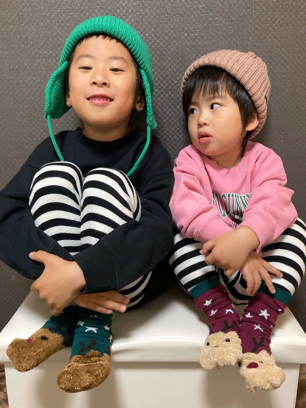 「きょうだいコーデ、リンクコーデ、ニット帽、ロゴスウェット、古着MIX、ボーダー、レギンス、クリスマスに着たい服、韓国子供服、ビッグシルエット、ゆるコーデ、LOWRYS FARM、lowrysfarmkids」|「THE OTOGIBANASHI... SUPPLYのアイテム(ニットキャップ/ビーニー、グリーン系)」を使った、S♡K♡K♡さん(キッズ・90cm)の冬コーディネートの2枚目の写真