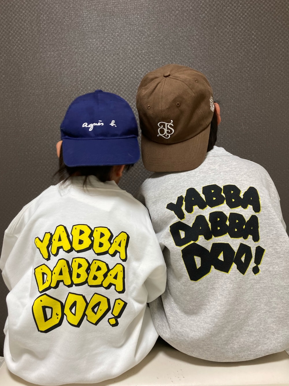 グレー系のスウェット、ホワイト系のスウェット、ブルー系のデニムパンツを着用したキッズの秋コーディネートの3枚目の写真