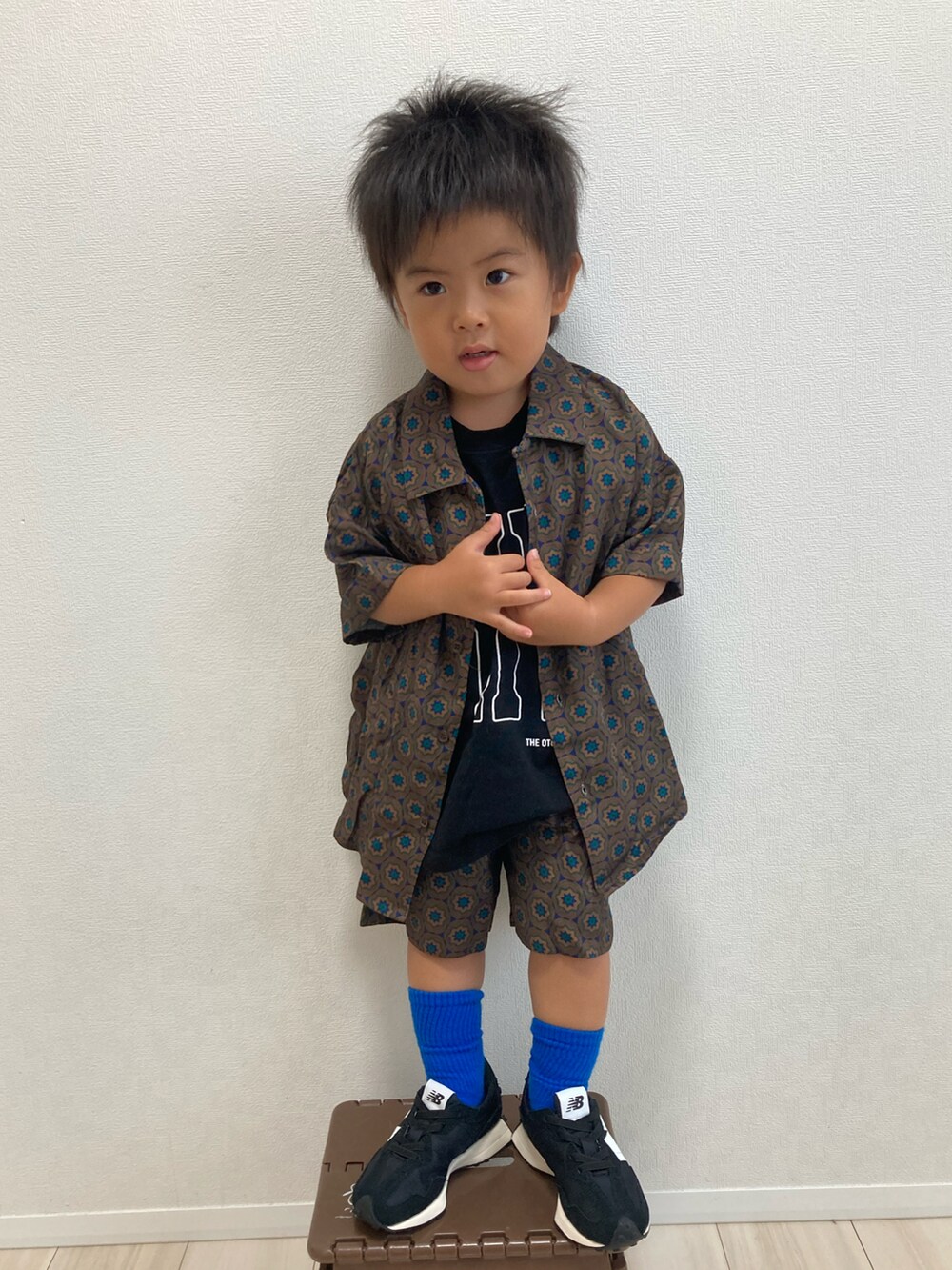 ブラック系のタンクトップ、ブラウン系のその他パンツ、ブラウン系のシャツ/ブラウスを着用したキッズの夏コーディネートの3枚目の写真