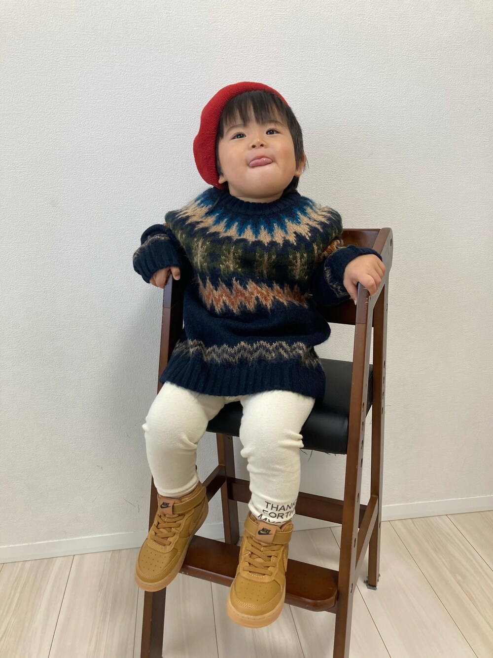 「ニット、NIKE、ベレー帽、レギンス、冬コーデ、スニーカーコーデ、ハイカットスニーカー、ノルディック柄、ゆるコーデ、おとこのこーで」｜「quoti use fithのコットンニットベレーボウ（ハンチング/ベレー帽、レッド系）」を使った、S♡K♡K♡さん（キッズ・110cm）の秋コーディネートの4枚目の写真