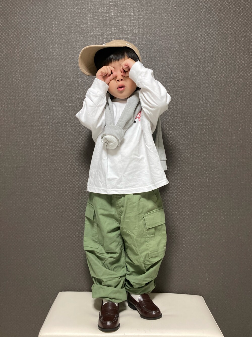「キャップ、ロゴT、ロンT、カーゴパンツ、パーカー、肩がけ、ローファー、アースカラー、シンプルコーデ、休日スタイル」｜「NEW ERAの【別注】＜NEW ERA×PEANUTS＞EX  キャップ CAP（キャップ、ベージュ系）」を使った、S♡K♡K♡さん（キッズ・90cm）の春コーディネートの2枚目の写真