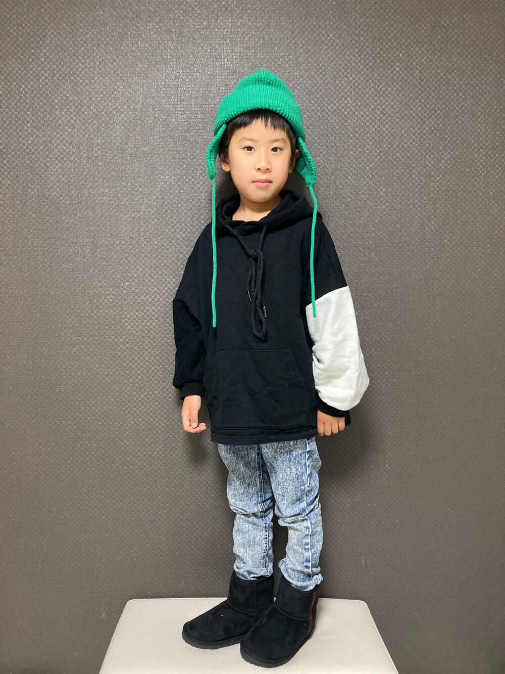 その他のMA-1、ブラック系のパーカー、ブルー系のデニムパンツを着用したキッズの冬コーディネートの3枚目の写真