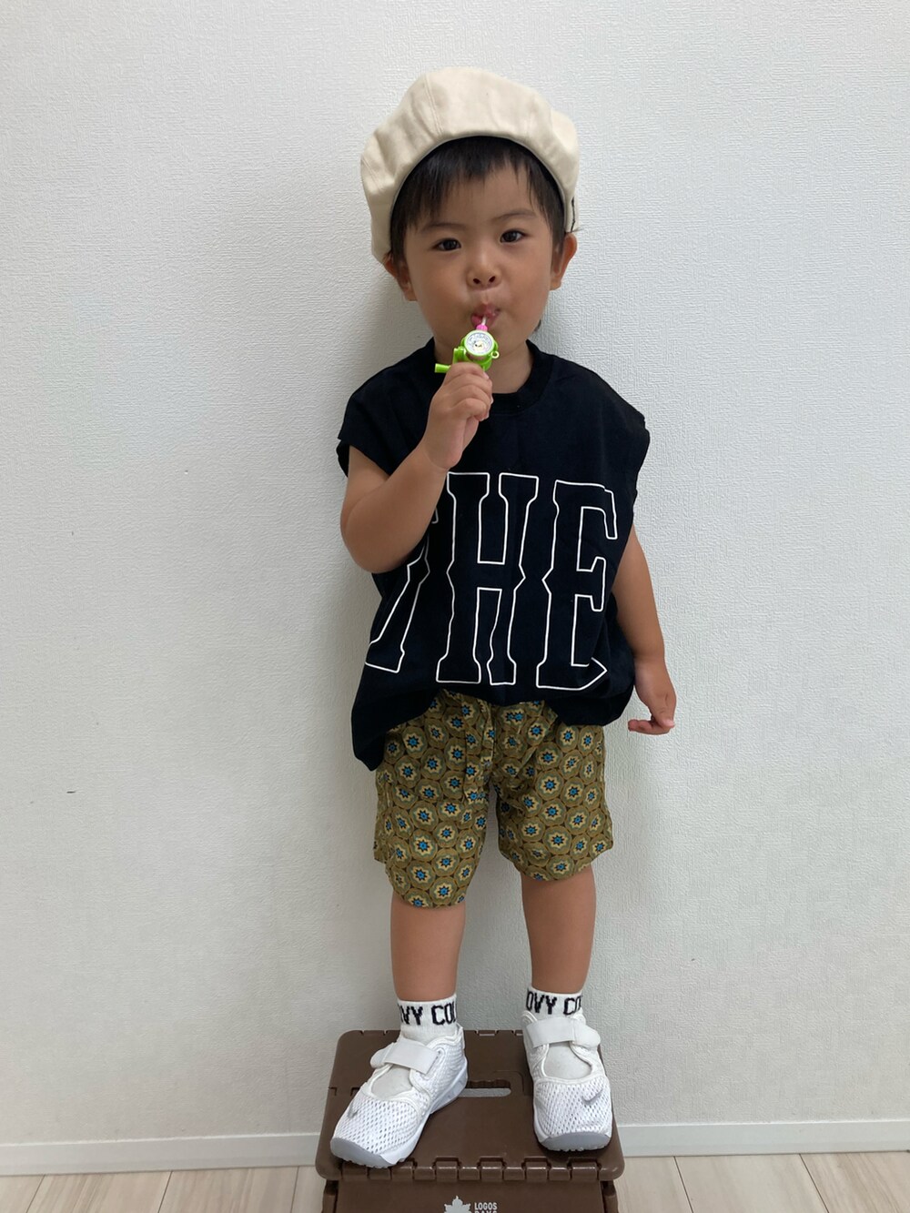 ブラック系のタンクトップ、ベージュ系のその他パンツ、ホワイト系のスニーカーを着用したキッズの夏コーディネートの2枚目の写真