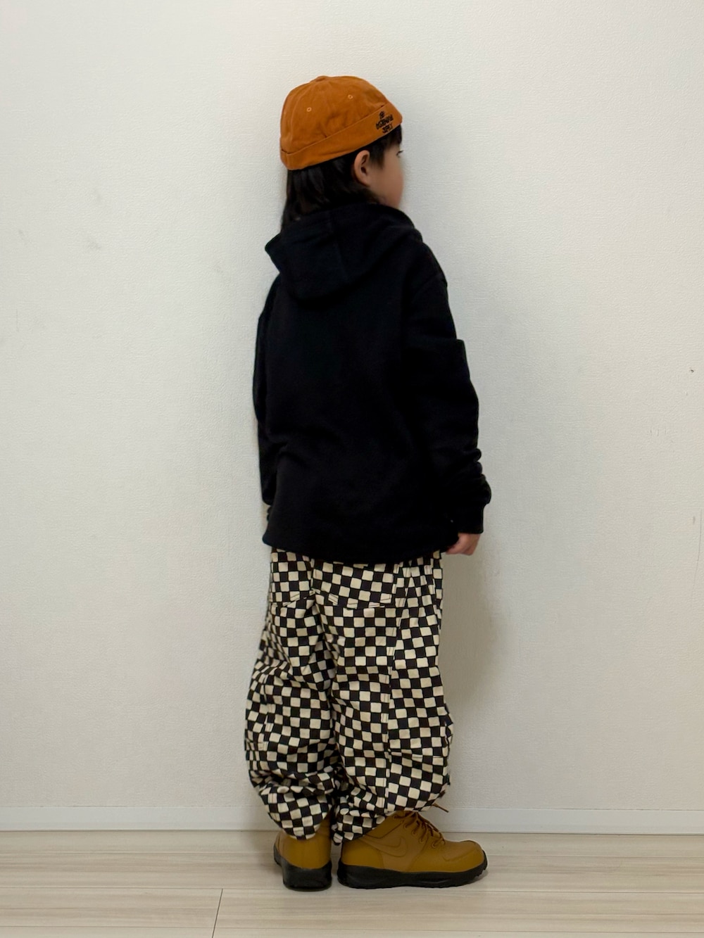 グレー系のその他パンツ、ブラウン系のスニーカー、ブラック系のパーカーを着用したキッズの春コーディネートの3枚目の写真