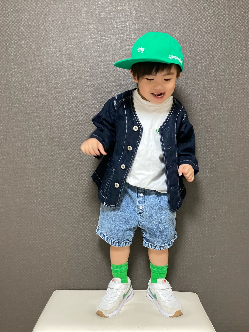 「いまどきジャケット写真、キャップ、デニム、ジャケットスタイル、デニデニ、ハーフパンツ、グリーン、スニーカー、NIKE、カジュアルコーデ、休日スタイル」｜「THE OTOGIBANASHI...SUPPLYのアイテム（キャップ、グリーン系）」を使った、S♡K♡K♡さん（キッズ・90cm）の春コーディネートの3枚目の写真