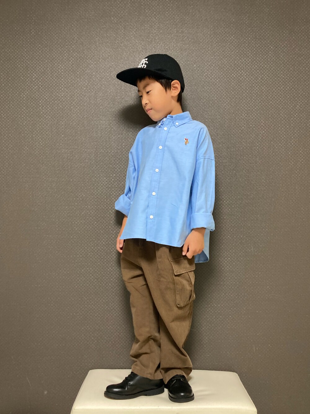「秋服まるっと大公開、キャップ、シャツスタイル、シンプルコーデ、カーゴパンツ、ローファー、秋服、アースカラー、お出かけコーデ、プチプラ、カジュアルコーデ」|「THE OTOGIBANASHI...SUPPLYのアイテム(キャップ、レッド系)」を使った、S♡K♡K♡さん(キッズ・90cm)の秋コーディネートの3枚目の写真