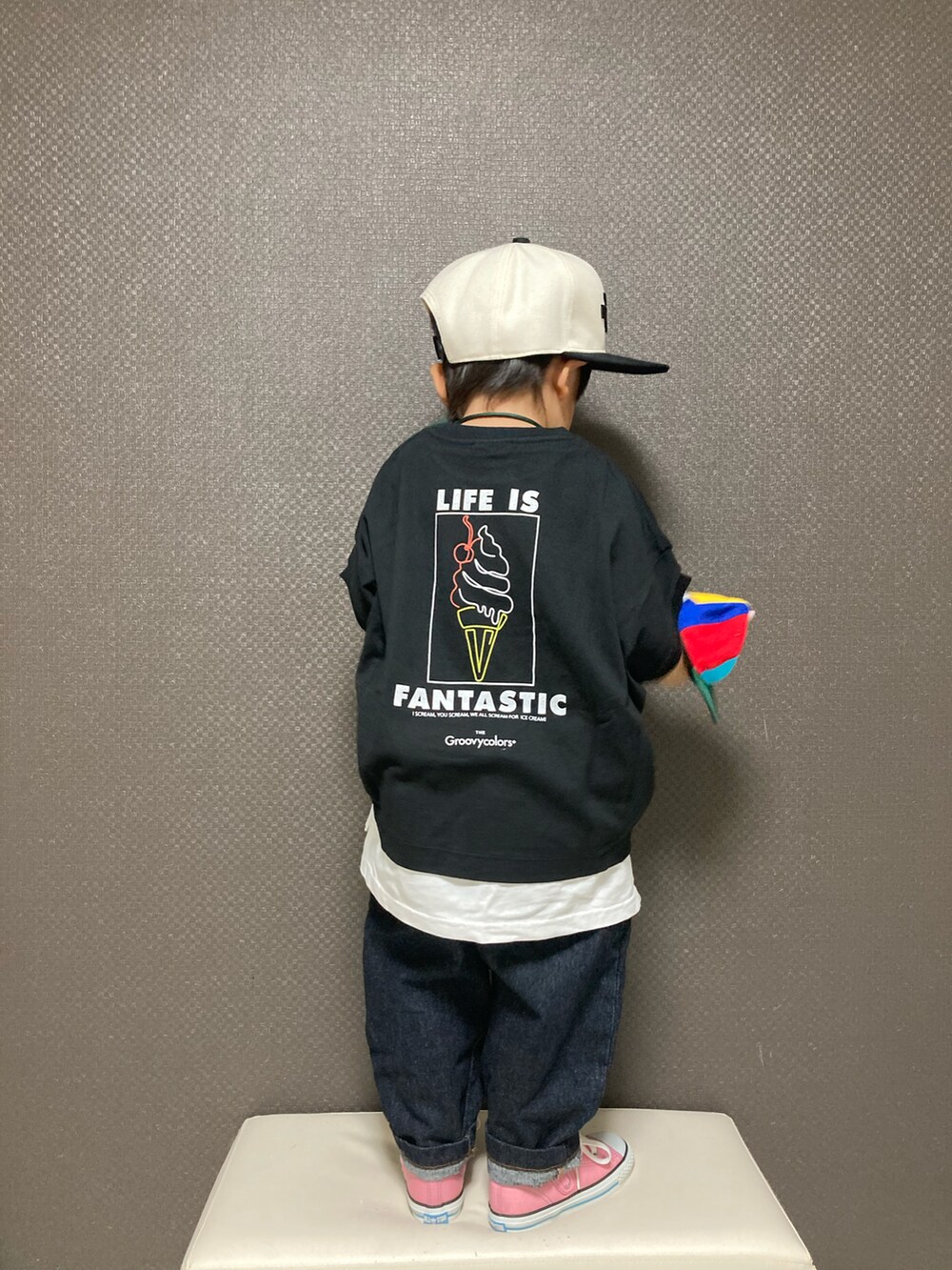 「キャップ、レイヤードスタイル、デニム、デニムパンツ、スニーカー、ショルダーバッグ、モノトーン、シンプルコーデ、ストリート、カジュアルコーデ、休日スタイル、ピンク、ビッグシルエット、春服みてみて、春コーデ」｜「THE NORTH FACEのTHE NORTH FACE/ﾉｰｽﾌｪｲｽ ｷｬｯﾌﾟ NNJ41805（キャップ、ホワイト系）」を使った、S♡K♡K♡さん（キッズ・90cm）の春コーディネートの4枚目の写真