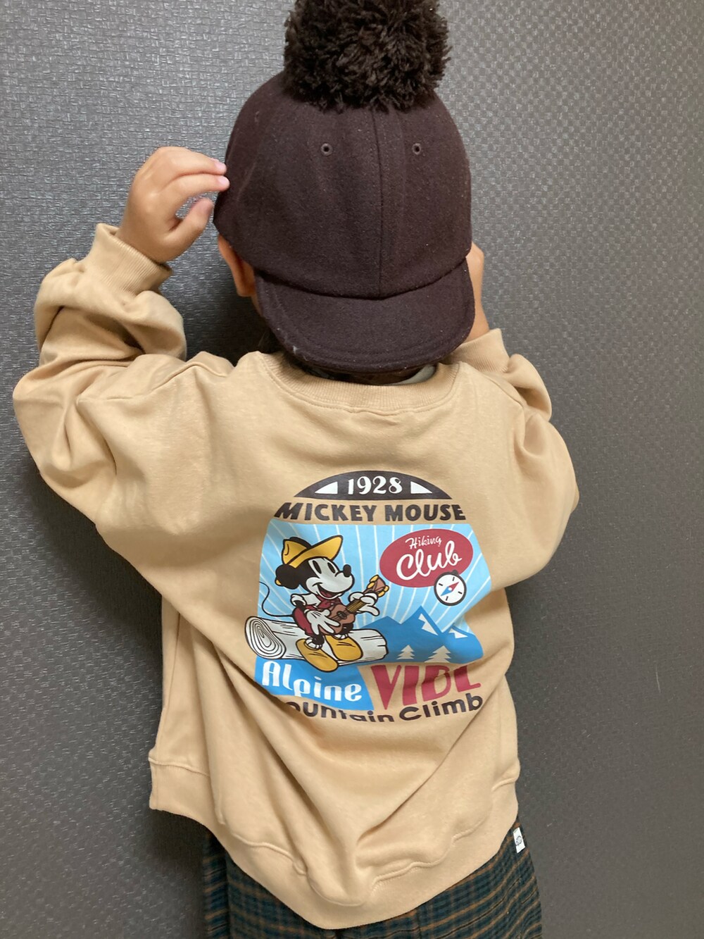 ブラウン系のスウェット、グリーン系のその他パンツ、ブラウン系のローファーを着用したキッズの秋コーディネートの4枚目の写真