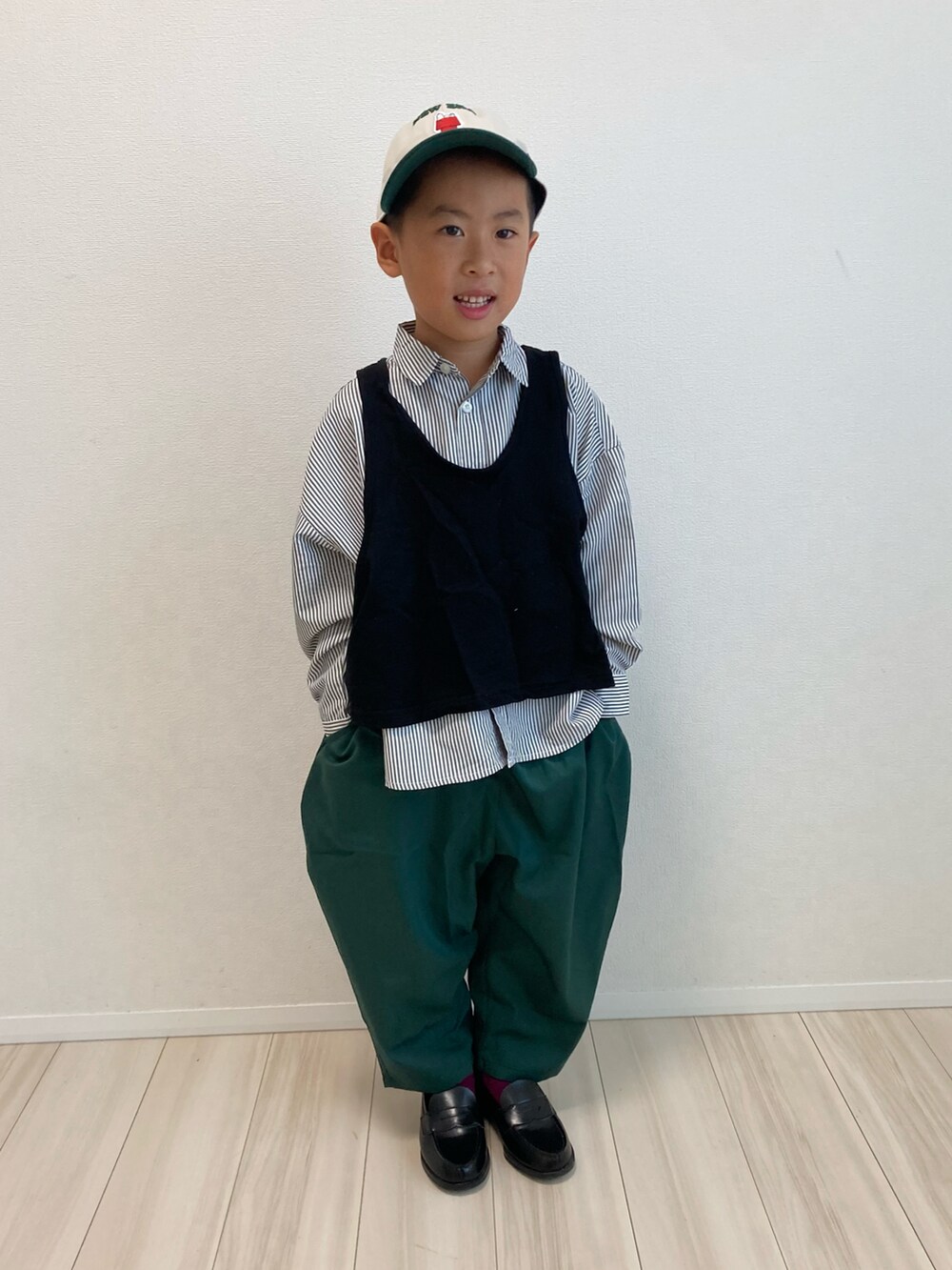 「キャップ、シャツスタイル、ストライプシャツ、ベスト、バルーンパンツ、グリーン、レイヤードスタイル、ローファー、秋ルック紹介するよ、秋コーデ、韓国子供服、カジュアルコーデ、休日スタイル」|「B:MING by BEAMSのNEW ERA × B:MING by BEAMS / 別注 Peanuts キャップ(キャップ、グリーン系)」を使った、S♡K♡K♡さん(キッズ・90cm)の秋コーディネートの3枚目の写真