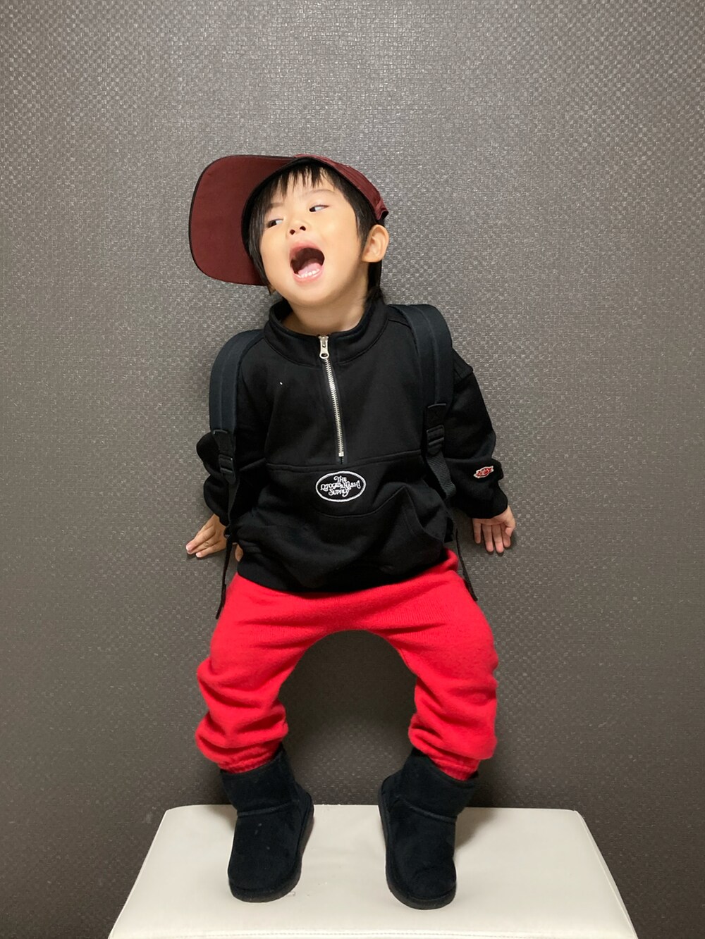 「キャップ、ブラックコーデ、ハーフジップ、スウェット、ニット、カラーパンツ、秋冬コーデ、ブーツ、ムートンブーツ、赤、レッド、カラーニット」｜「THE OTOGIBANASHI...SUPPLYのアイテム（キャップ、レッド系）」を使った、S♡K♡K♡さん（キッズ・90cm）の冬コーディネートの4枚目の写真