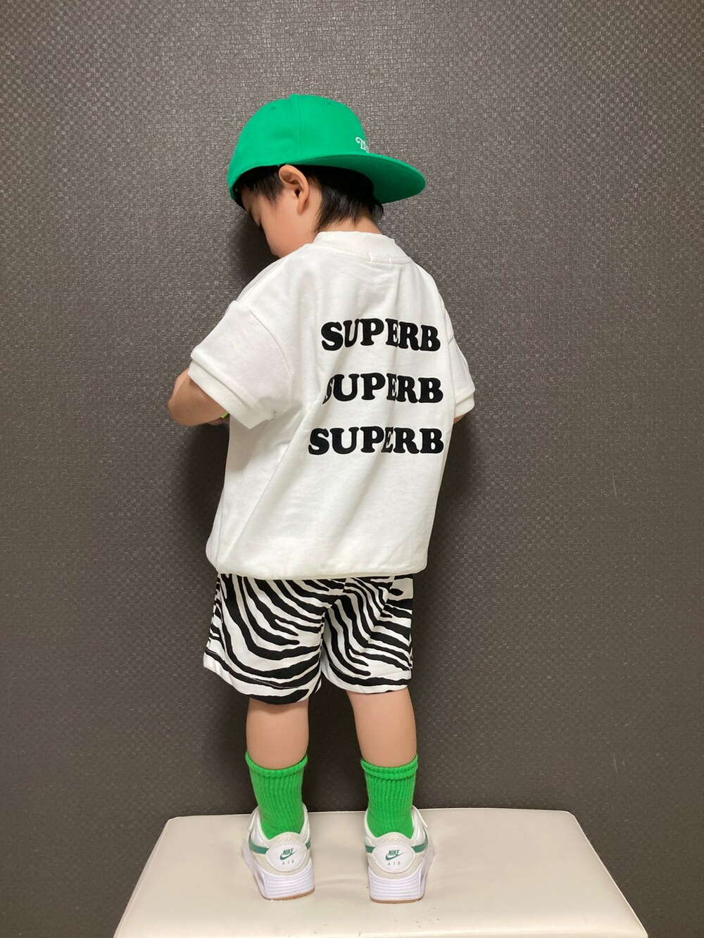 「キャップ、ロゴT、ハーフパンツ、カラーソックス、スニーカー、NIKE、グリーン、モノトーン、シンプルコーデ、カジュアルコーデ、ストリート、ビッグシルエット」|「THE OTOGIBANASHI...SUPPLYのアイテム(キャップ、グリーン系)」を使った、S♡K♡K♡さん(キッズ・90cm)の春コーディネートの5枚目の写真