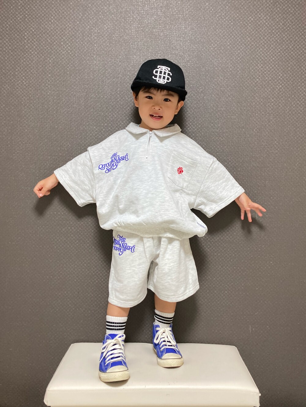 「キャップ、春服デビュー宣言、春服みてみて、セットアップ、シンプルコーデ、スニーカー、コンバース、ラインソックス、ハイカットスニーカー、カジュアルコーデ、ストリート、ビッグシルエット」｜「THE OTOGIBANASHI...SUPPLYのアイテム（キャップ、ブラック系）」を使った、S♡K♡K♡さん（キッズ・90cm）の春コーディネートの2枚目の写真