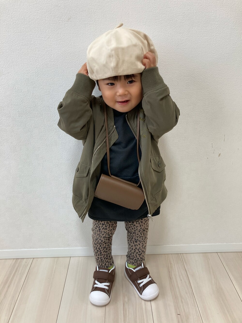 「レオパード、ベレー帽、MA-1、ショルダーバッグ、converse、レギンス、冬コーデ、スニーカーコーデ、カジュアルコーデ、おとこのこーで」｜「GROOVY COLORSのDRY-Xワッフル GRAFFITI バルーンTシャツ（Tシャツ/カットソー、ブラック系）」を使った、S♡K♡K♡さん（キッズ・110cm）の秋コーディネートの2枚目の写真