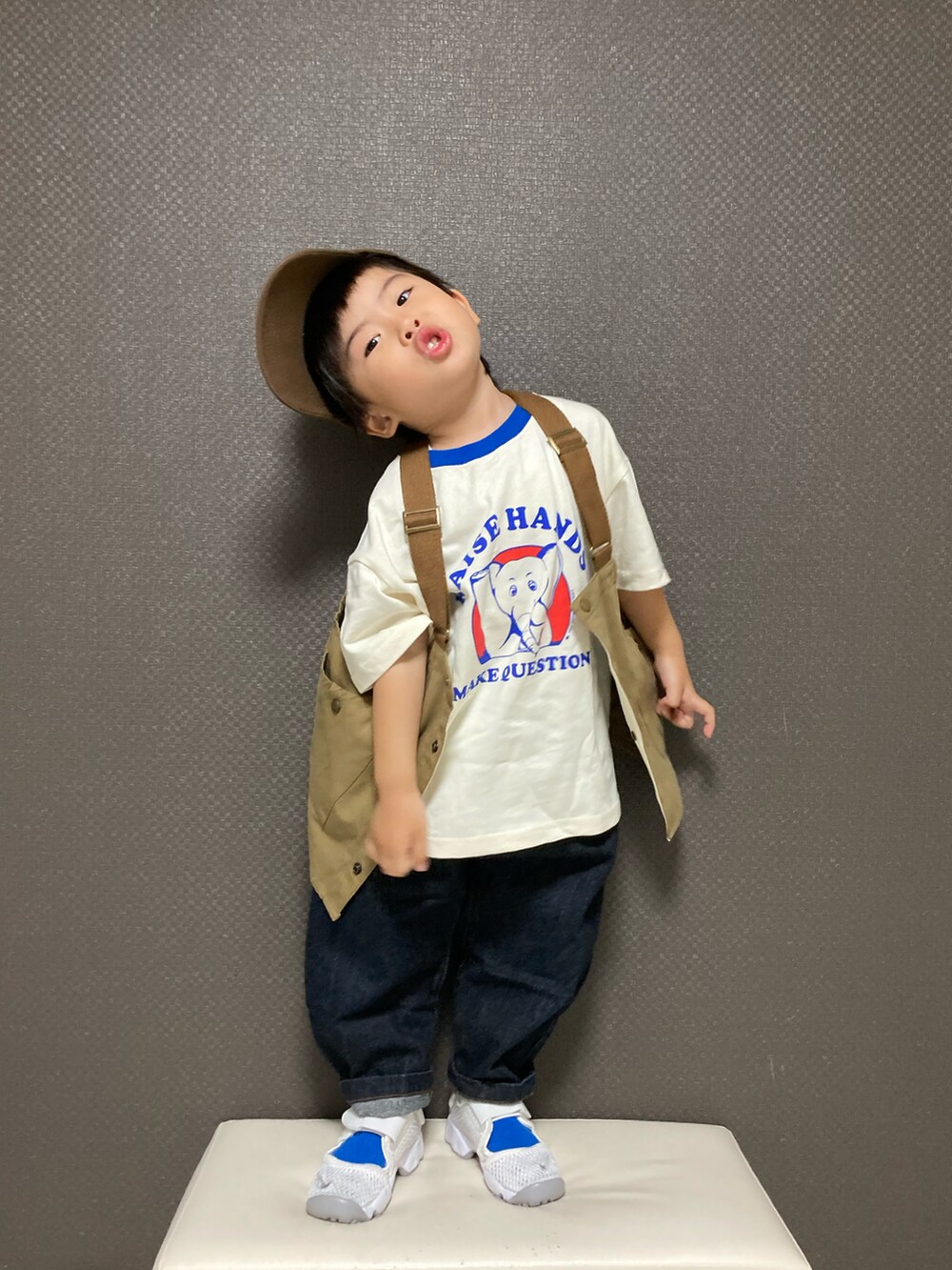 「キャップ、ベスト、ロゴT、デニム、デニムパンツ、エアリフト、カラーソックス、レイヤードスタイル、アウトドアスタイル、ブラウン、カジュアルコーデ、春夏コーデ、休日スタイル」|「THE OTOGIBANASHI...SUPPLYのアイテム(キャップ、ブラウン系)」を使った、S♡K♡K♡さん(キッズ・90cm)の春コーディネートの3枚目の写真
