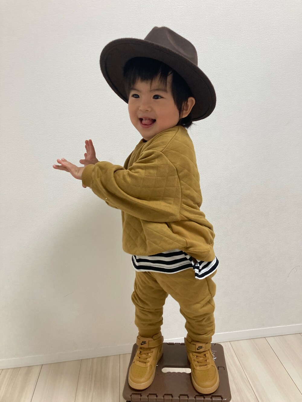 イエロー系のスウェット、イエロー系のその他パンツ、ブラウン系のスニーカーを着用したキッズの冬コーディネートの3枚目の写真