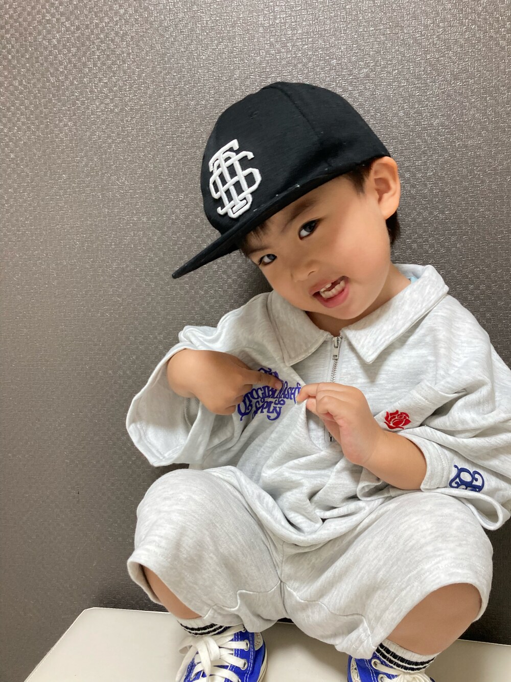 「キャップ、春服デビュー宣言、春服みてみて、セットアップ、シンプルコーデ、スニーカー、コンバース、ラインソックス、ハイカットスニーカー、カジュアルコーデ、ストリート、ビッグシルエット」｜「THE OTOGIBANASHI...SUPPLYのアイテム（キャップ、ブラック系）」を使った、S♡K♡K♡さん（キッズ・90cm）の春コーディネートの3枚目の写真