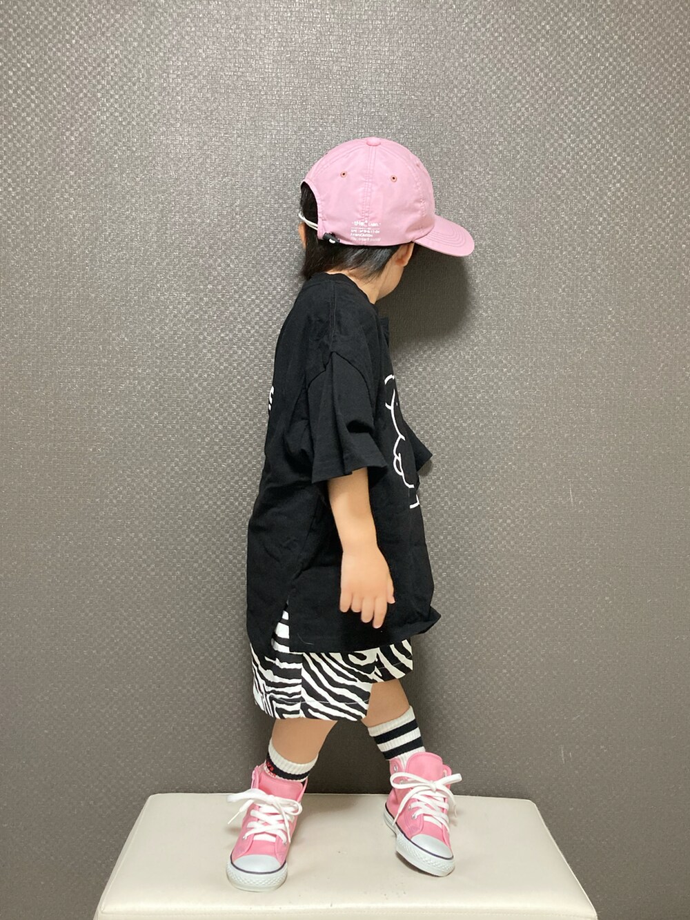 「ピンク、ビタミンカラー、休日スタイル、ロゴT、ラインソックス、スニーカー、コンバース、モノトーン、お出かけコーデ、春夏コーデ、ハーフパンツ、シンプルコーデ、カジュアルコーデ」｜「reco_storeのアイテム（キャップ、ピンク系）」を使った、S♡K♡K♡さん（キッズ・90cm）の春コーディネートの3枚目の写真