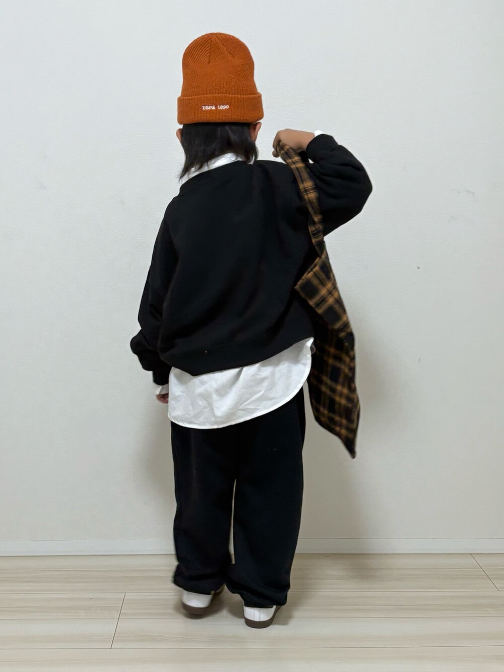 ブラック系のスウェット、ブラック系のスウェットパンツ、ホワイト系のスニーカーを着用したキッズの冬コーディネートの5枚目の写真