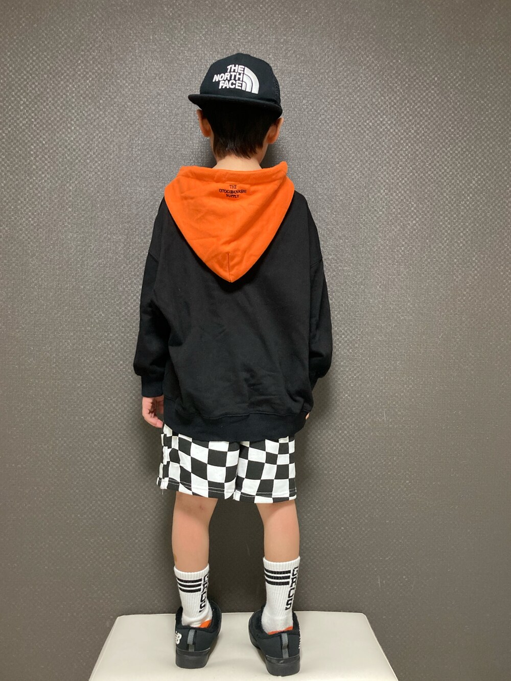 その他のその他パンツ、ブラック系のスニーカー、ブラック系のキャップを着用したキッズの冬コーディネートの2枚目の写真