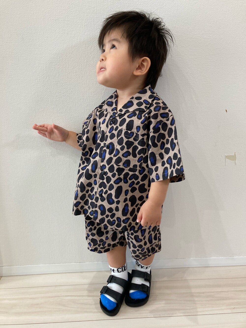 ベージュ系のシャツ/ブラウス、ベージュ系のその他パンツ、ブラック系のサンダルを着用したキッズの春コーディネートの2枚目の写真