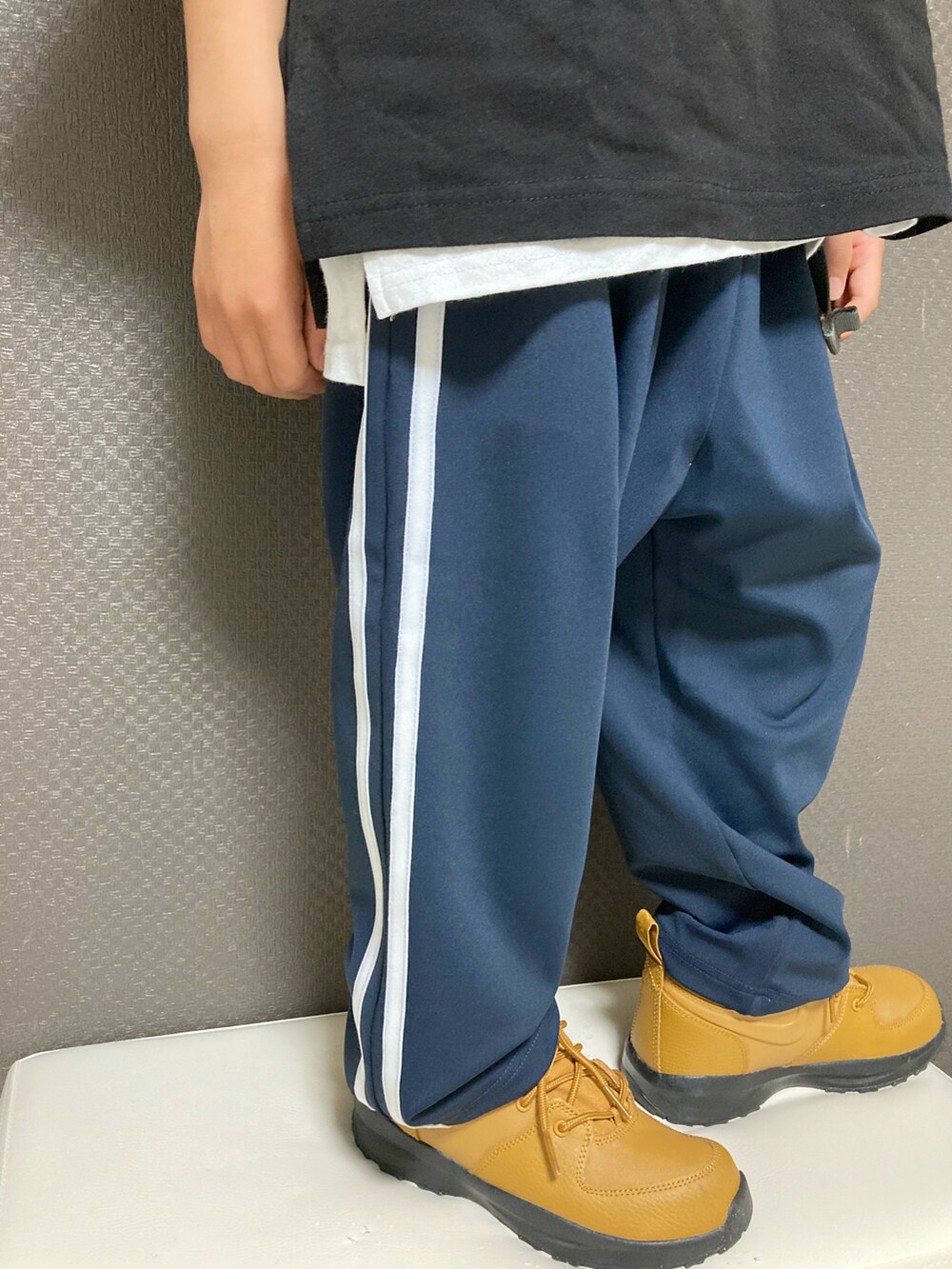 「キャップ、ロゴT、レイヤードスタイル、ラインパンツ、トラックパンツ、スニーカー、ハイカットスニーカー、NIKE、LOWRYS FARM、春コーデ、カジュアルコーデ、リュック、ワイドパンツ、休日スタイル、シンプルコーデ」｜「THE NORTH FACEのTHE NORTH FACE/ﾉｰｽﾌｪｲｽ ｷｬｯﾌﾟ NNJ41805（キャップ、ホワイト系）」を使った、S♡K♡K♡さん（キッズ・90cm）の春コーディネートの3枚目の写真