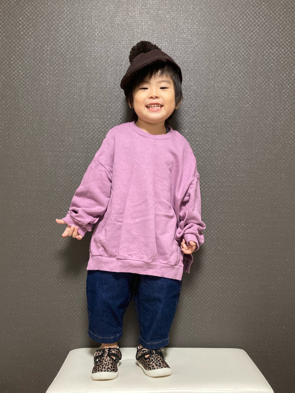 「キャップ、ポンポン帽子、スウェット、ビッグシルエット、ゆるコーデ、デニムパンツ、デニム、レオパード、スリッポン、韓国子供服、シンプルコーデ」｜「MAKE YOUR DAYの梵天キャップ（キャップ、ブラウン系）」を使った、S♡K♡K♡さん（キッズ・90cm）の冬コーディネートの2枚目の写真