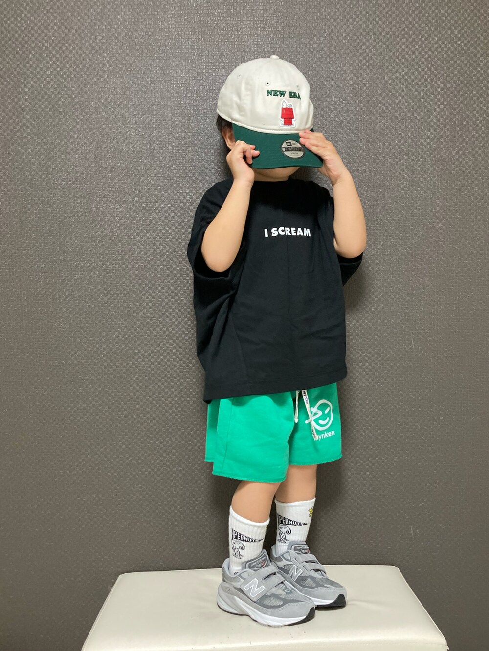 「キャップ、New Balance、スニーカー、ビッグシルエット、カラーパンツ、スウェット、カジュアルコーデ、春コーデ、休日スタイル」｜「B:MING by BEAMSのNEW ERA × B:MING by BEAMS / 別注 Peanuts キャップ（キャップ、グリーン系）」を使った、S♡K♡K♡さん（キッズ・90cm）の春コーディネートの3枚目の写真