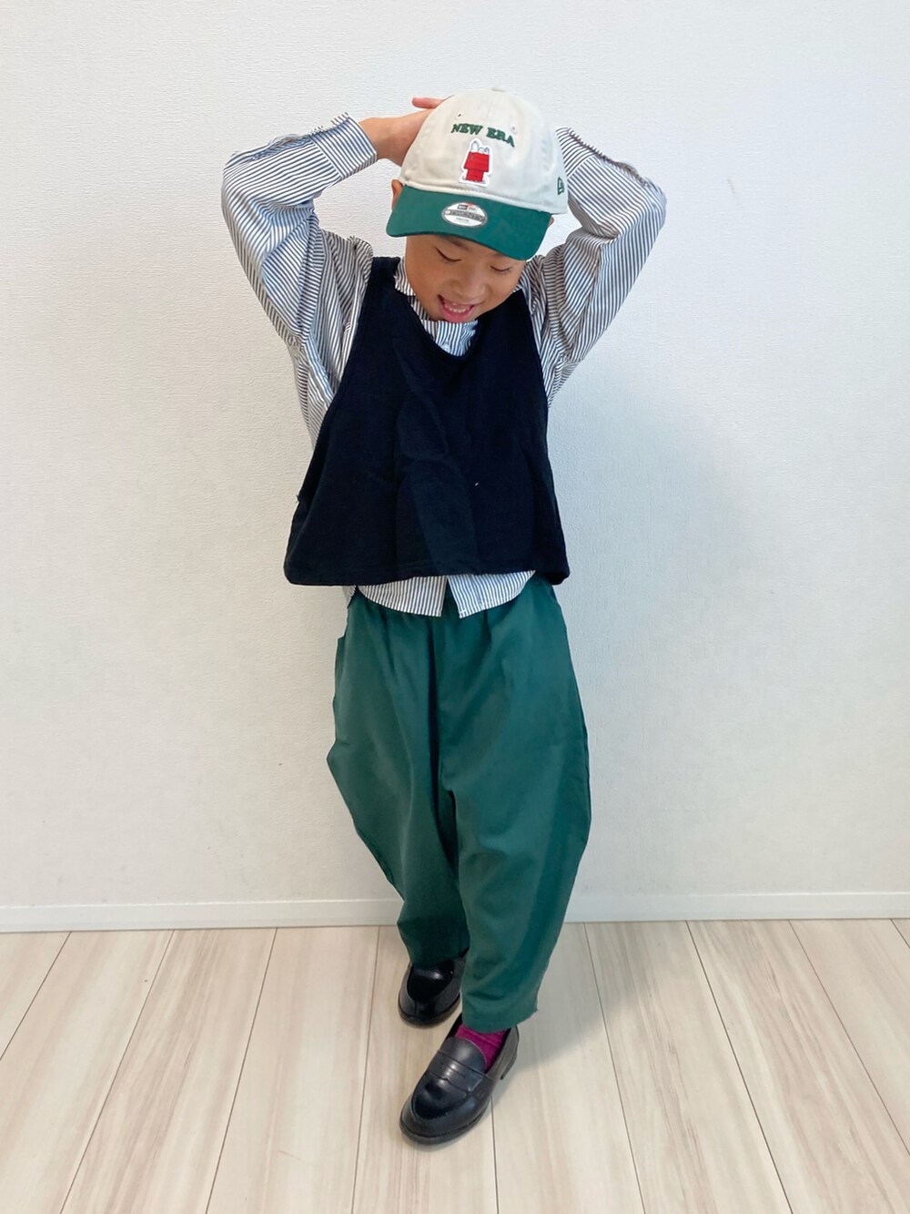 「キャップ、シャツスタイル、ストライプシャツ、ベスト、バルーンパンツ、グリーン、レイヤードスタイル、ローファー、秋ルック紹介するよ、秋コーデ、韓国子供服、カジュアルコーデ、休日スタイル」|「B:MING by BEAMSのNEW ERA × B:MING by BEAMS / 別注 Peanuts キャップ(キャップ、グリーン系)」を使った、S♡K♡K♡さん(キッズ・90cm)の秋コーディネートの5枚目の写真