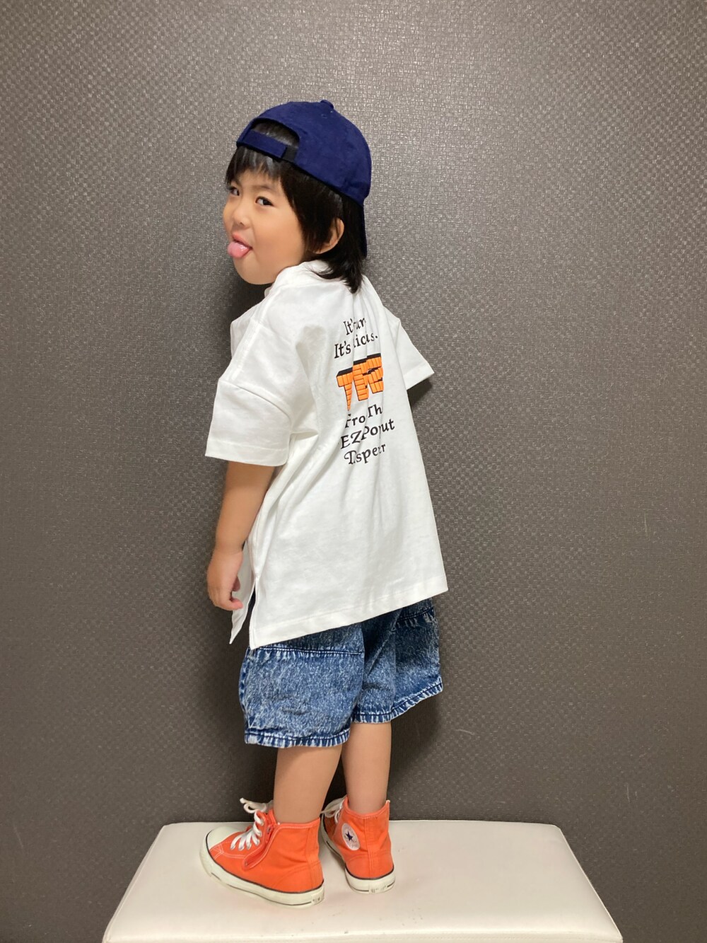 「キャップ、夏だ！Tシャツ着よう！、ロゴT、lowrysfarmkids、デニム、オレンジ、ストリート、ビッグシルエット、カジュアルコーデ、シンプルコーデ」｜「agnes b.のGL11 L CASQUETTE　ベビー　ロゴキャップ（キャップ、ブルー系）」を使った、S♡K♡K♡さん（キッズ・90cm）の夏コーディネートの3枚目の写真