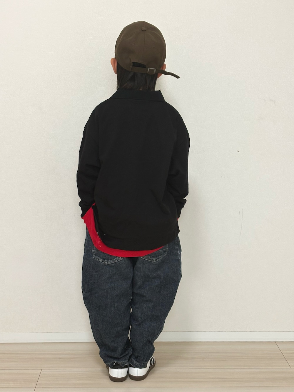 ブラック系のTシャツ/カットソー、ブルー系のデニムパンツ、ホワイト系のスニーカーを着用したキッズの春コーディネートの3枚目の写真