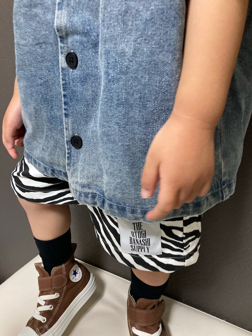 「お出かけコーデ日記、キャップ、シャツスタイル、デニム、パーカー、ハーフパンツ、カジュアルコーデ、スニーカー、コンバース、休日スタイル、おとばなコーデ」|「THE OTOGIBANASHI...SUPPLYのアイテム(キャップ、ブラウン系)」を使った、S♡K♡K♡さん(キッズ・90cm)の春コーディネートの4枚目の写真