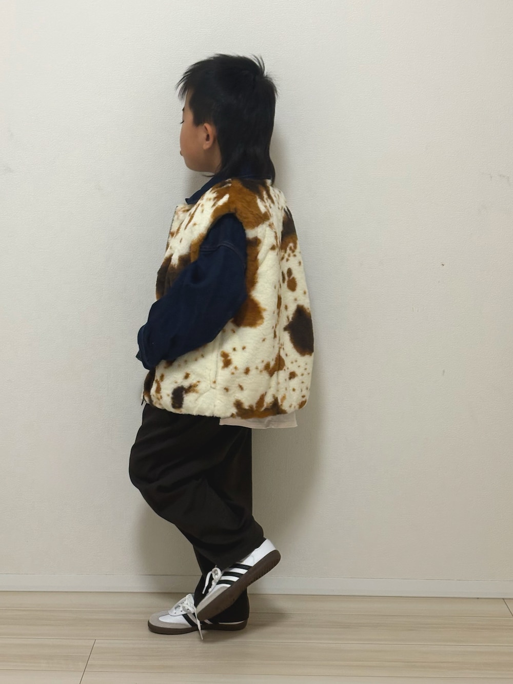 ブラウン系のベスト、ブラウン系のスーツセット、ホワイト系のスニーカーを着用したキッズの冬コーディネートの4枚目の写真