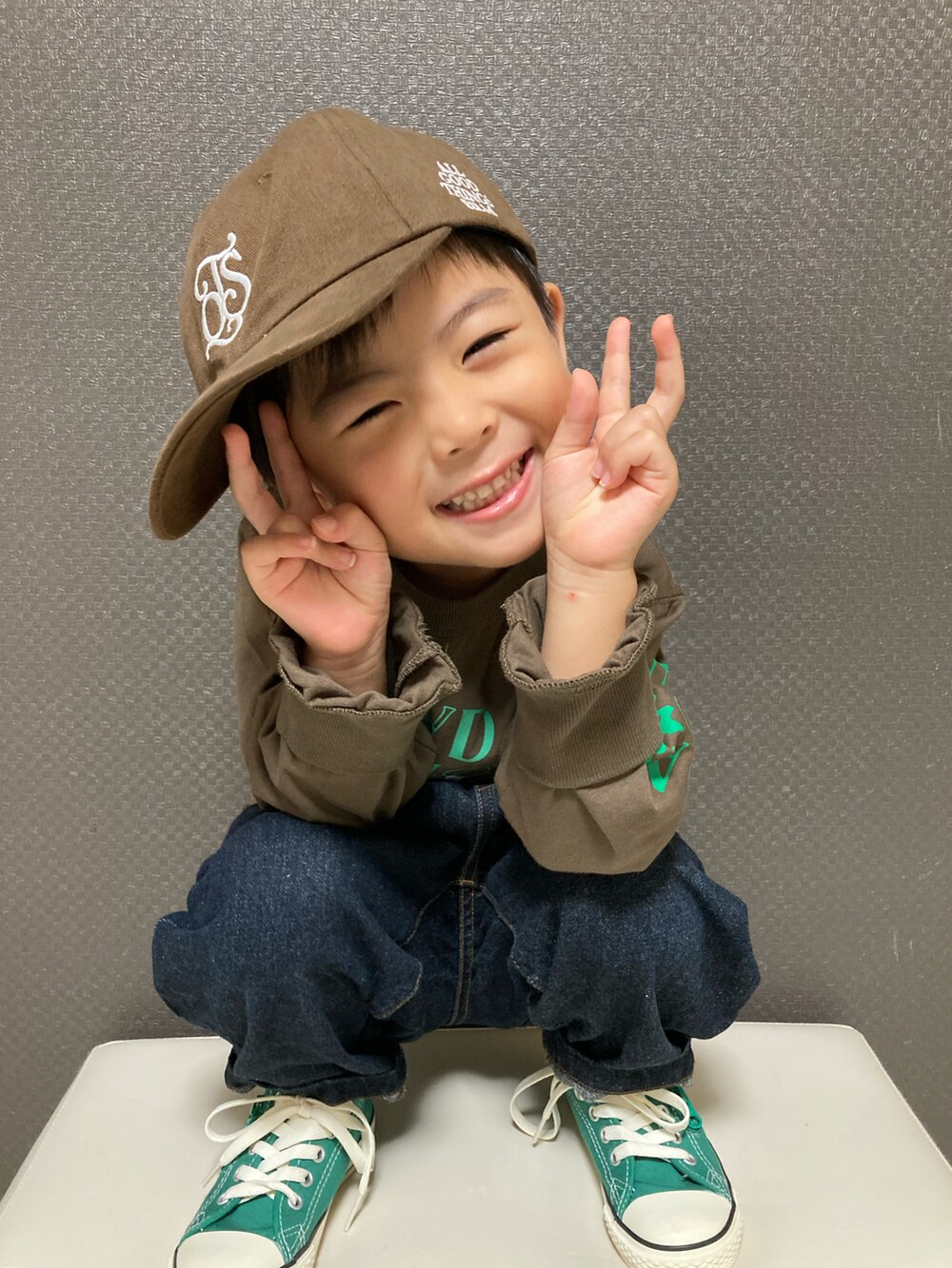 「秋服まるっと大公開、キャップ、ロンT、デニム、スニーカー、ストリート、カジュアルコーデ、シンプルコーデ、ブラウン、ロゴT」|「THE OTOGIBANASHI...SUPPLYのアイテム(キャップ、ブラウン系)」を使った、S♡K♡K♡さん(キッズ・90cm)の秋コーディネートの5枚目の写真
