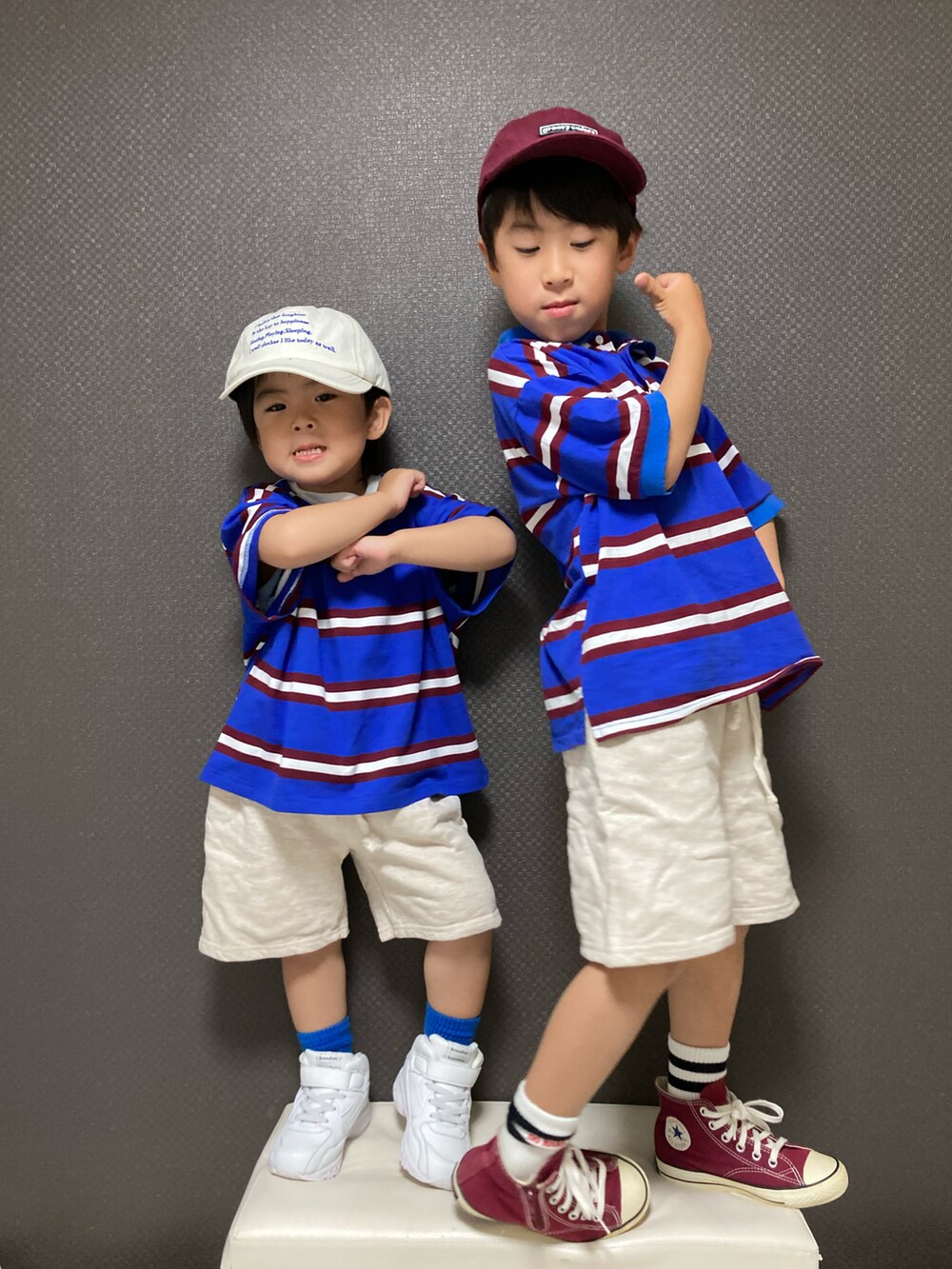 「リンクコーデ、きょうだいコーデ、ボーダー、ハーフパンツ、スウェット、プチプラ、カジュアルコーデ、韓国子供服、ビタミンカラー、ストリート、春夏コーデ」｜「PAIRMANON STREETの【PAIRMANON STREET】【かぞくおそろい】マルチボーダー半袖Tシャツ（Tシャツ/カットソー、ブルー系）」を使った、S♡K♡K♡さん（キッズ・90cm）の春コーディネートの2枚目の写真