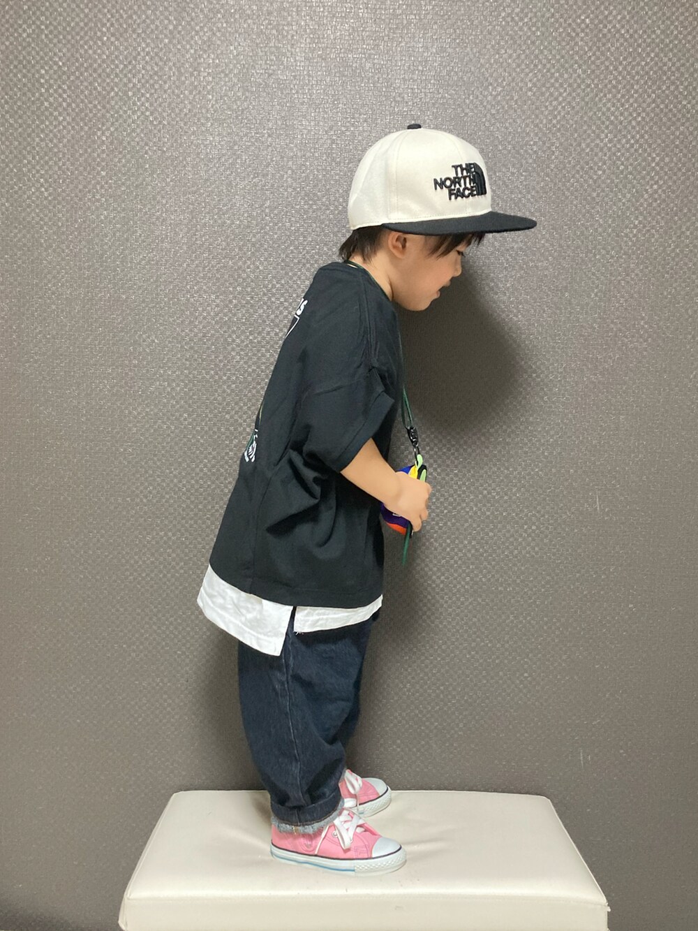 「キャップ、レイヤードスタイル、デニム、デニムパンツ、スニーカー、ショルダーバッグ、モノトーン、シンプルコーデ、ストリート、カジュアルコーデ、休日スタイル、ピンク、ビッグシルエット、春服みてみて、春コーデ」｜「THE NORTH FACEのTHE NORTH FACE/ﾉｰｽﾌｪｲｽ ｷｬｯﾌﾟ NNJ41805（キャップ、ホワイト系）」を使った、S♡K♡K♡さん（キッズ・90cm）の春コーディネートの3枚目の写真