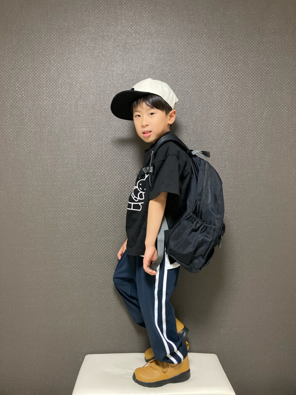 「キャップ、ロゴT、レイヤードスタイル、ラインパンツ、トラックパンツ、スニーカー、ハイカットスニーカー、NIKE、LOWRYS FARM、春コーデ、カジュアルコーデ、リュック、ワイドパンツ、休日スタイル、シンプルコーデ」｜「THE NORTH FACEのTHE NORTH FACE/ﾉｰｽﾌｪｲｽ ｷｬｯﾌﾟ NNJ41805（キャップ、ホワイト系）」を使った、S♡K♡K♡さん（キッズ・90cm）の春コーディネートの2枚目の写真