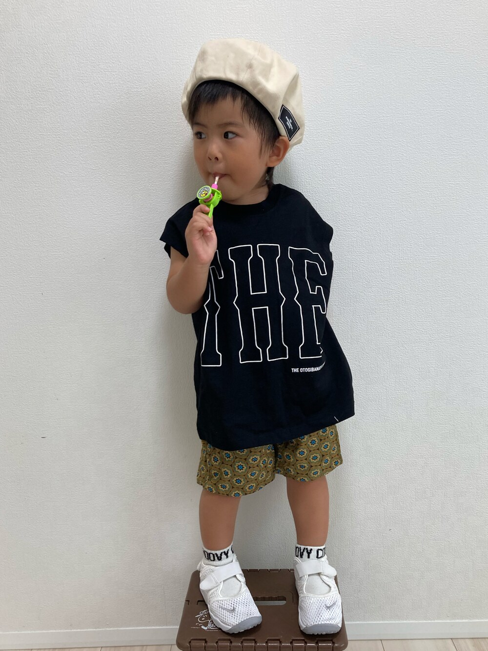 ブラック系のタンクトップ、ベージュ系のその他パンツ、ホワイト系のスニーカーを着用したキッズの夏コーディネートの4枚目の写真